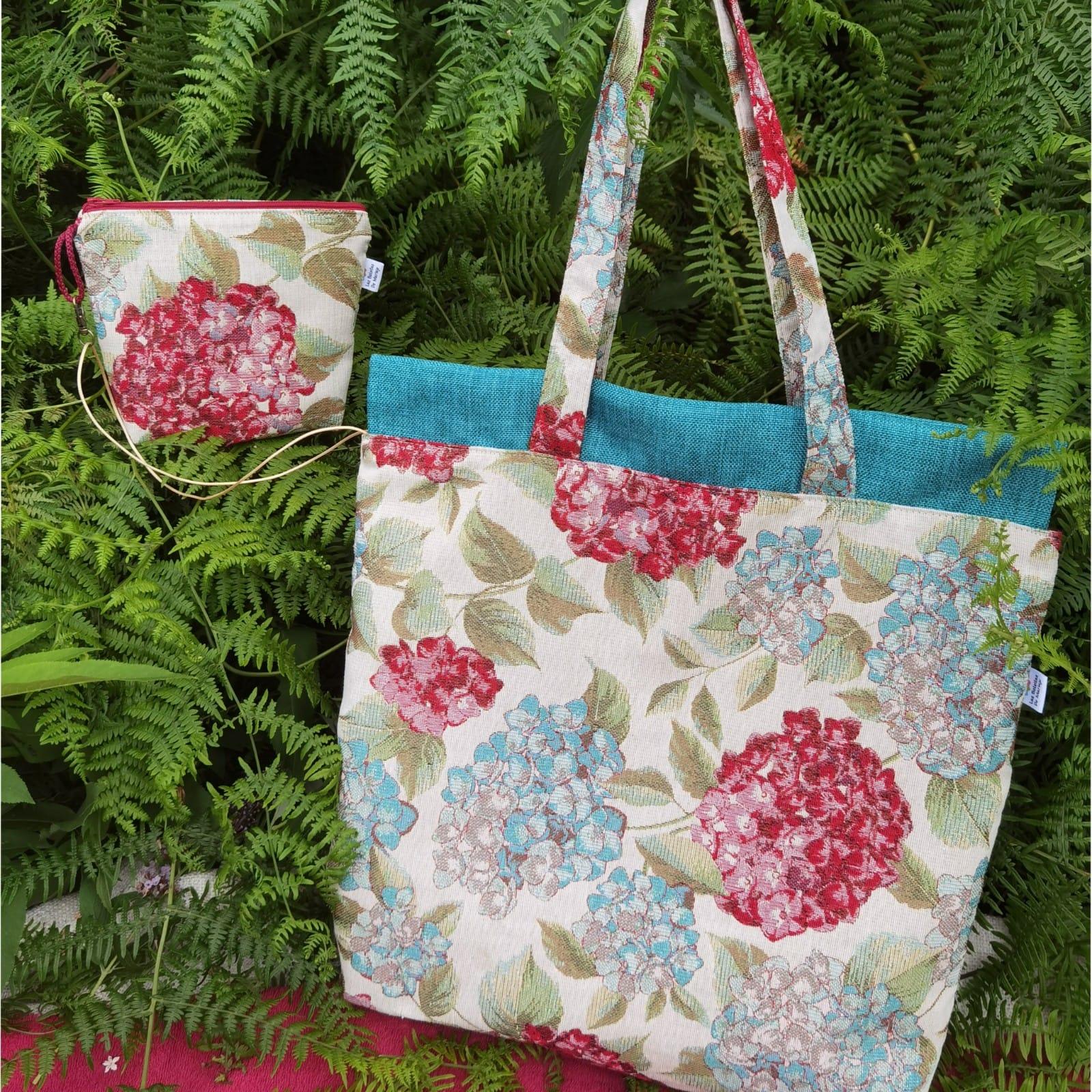 Bolsa de costado de gobelino con hortensias y ribete turquesa