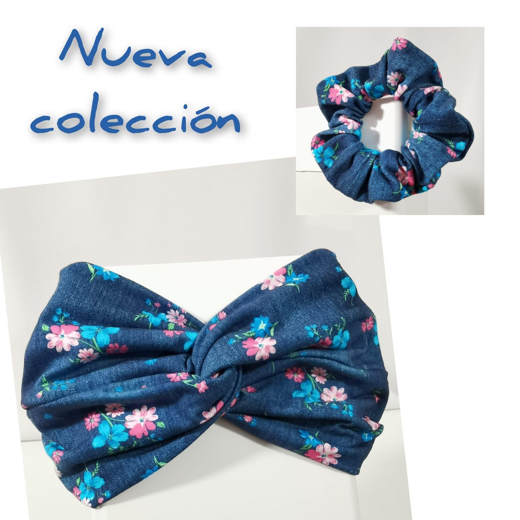 Coletero y diadema de flores sobre azul