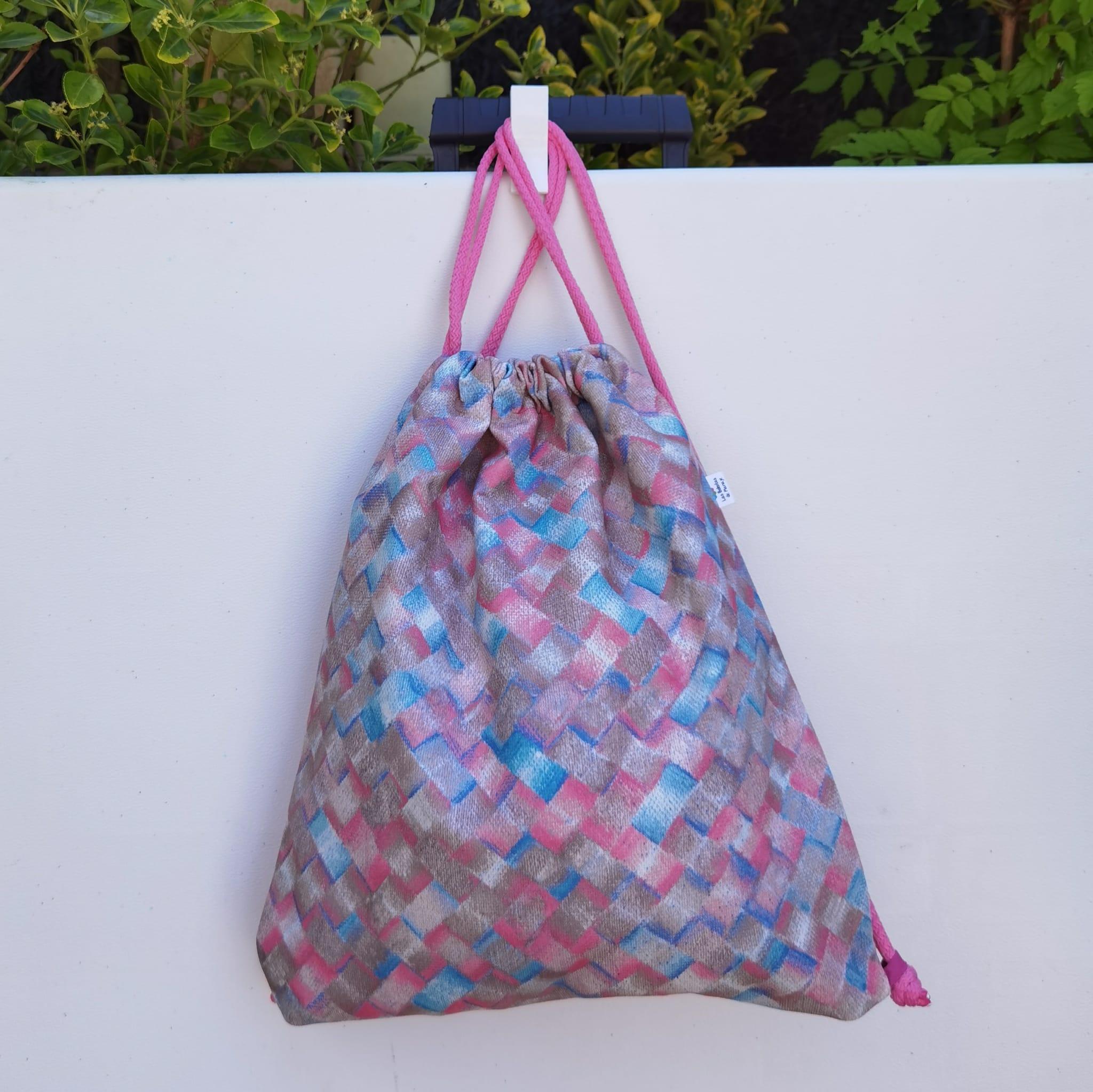 Mochila de cestería azul y rosa