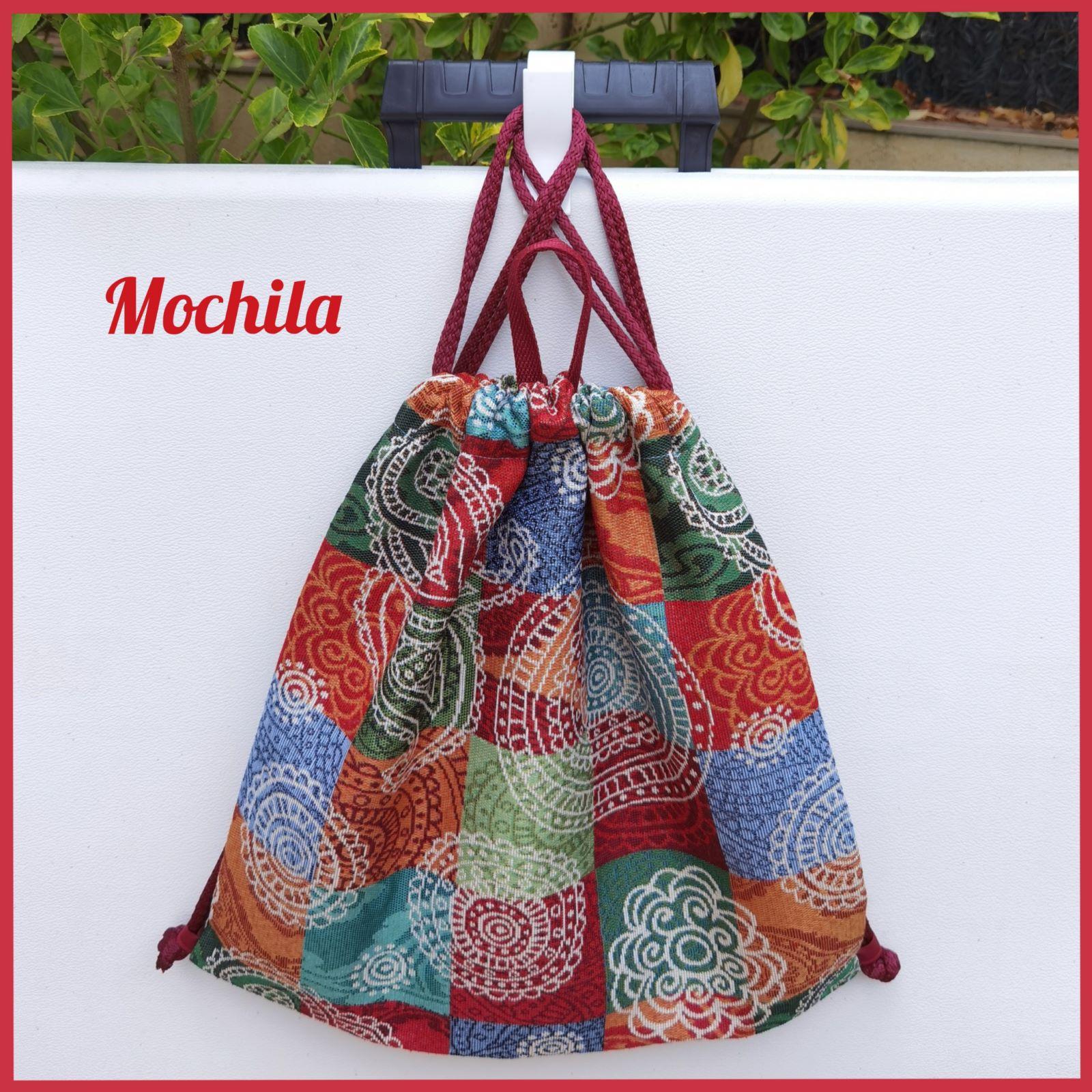 Mochila de gobelino con puntillas sobre cuadros