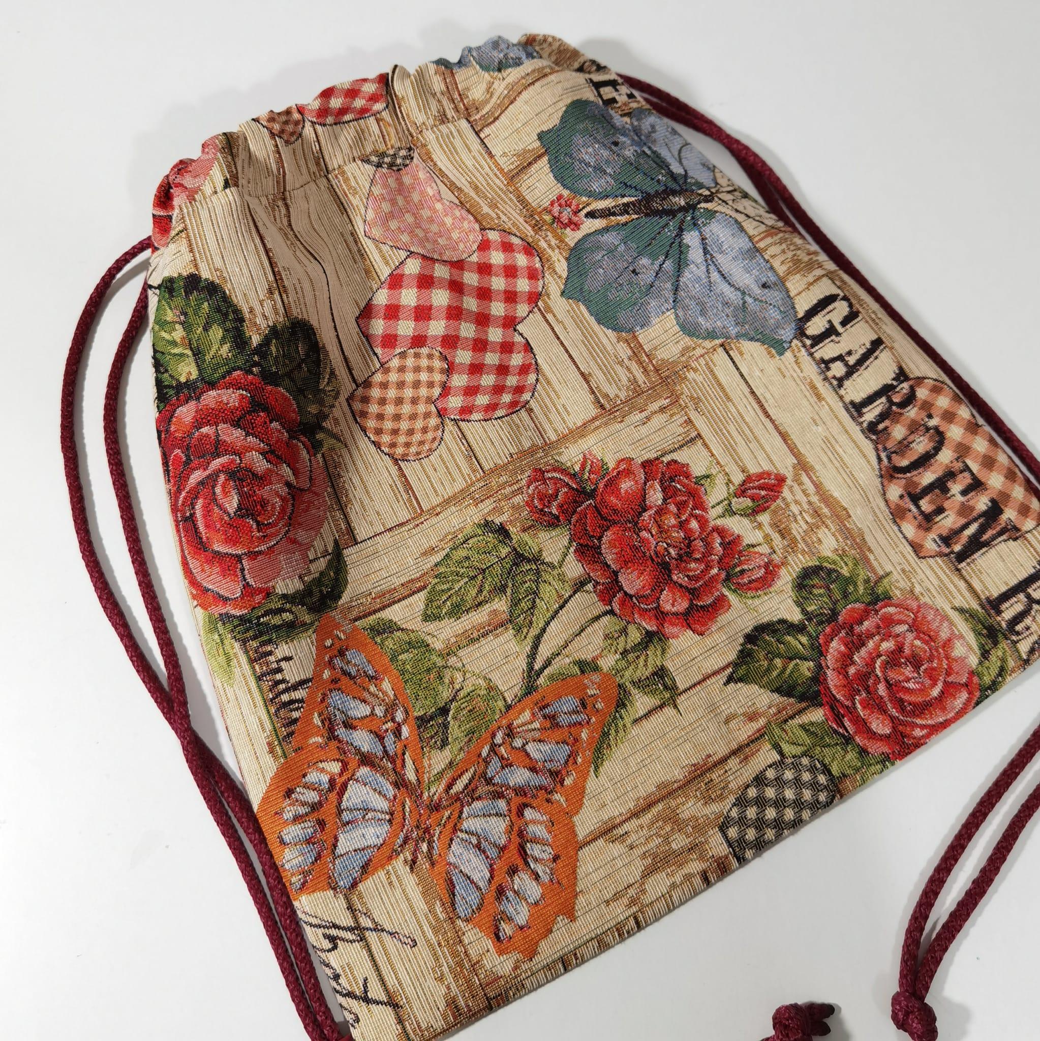 Mochila de gobelino con rosas, mariposas y corazones