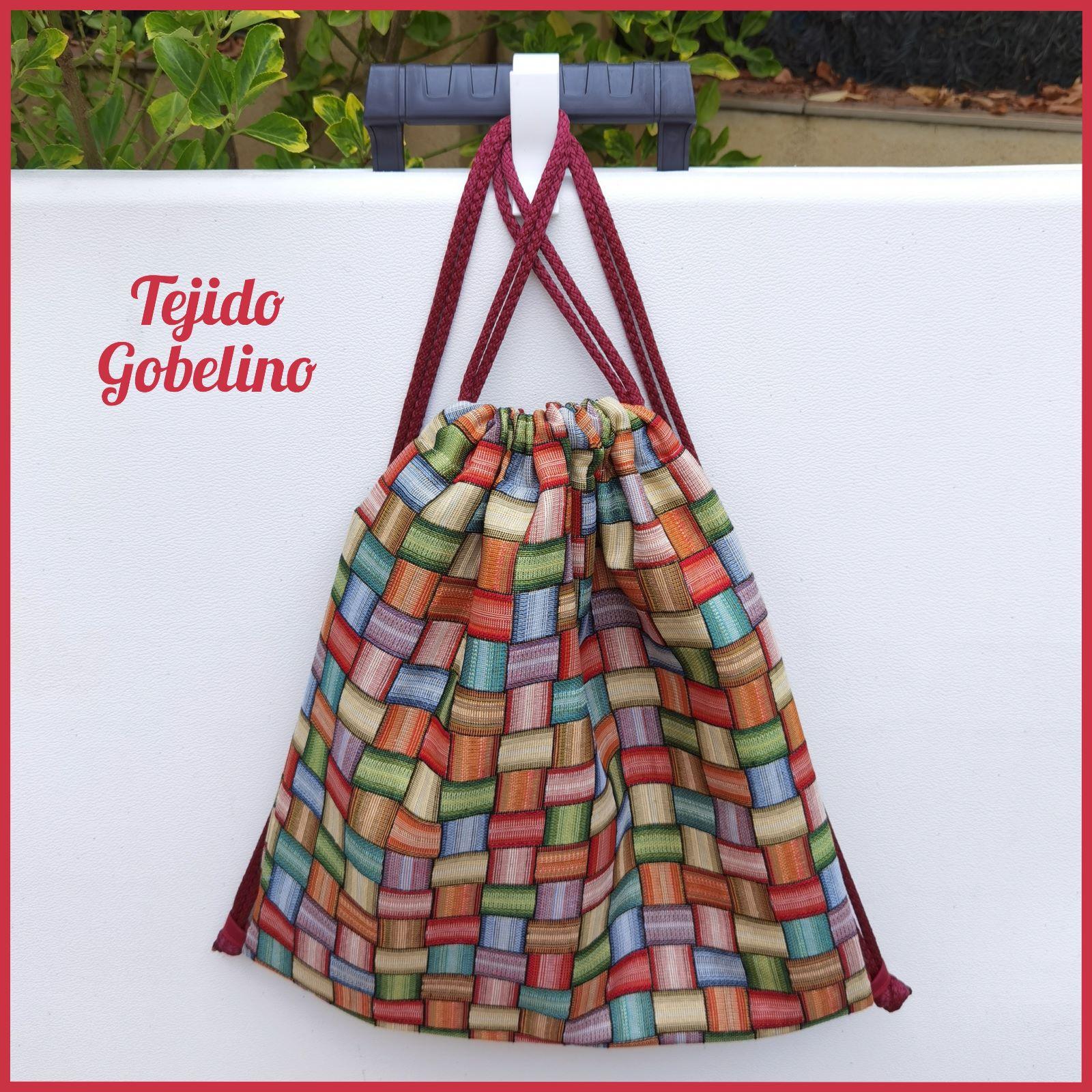 Mochila de gobelino con cestería multicolor